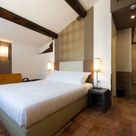 Relais Santa Maria Maggiore Oda ve Kahvaltı 3*